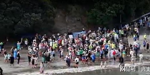 乐鱼体育官方网站-大规模抗议爆发, 针对华人! 本地人在海边用中文横幅抵制!